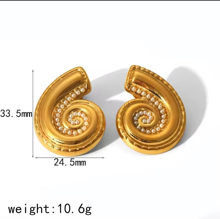 Golden swirl studs